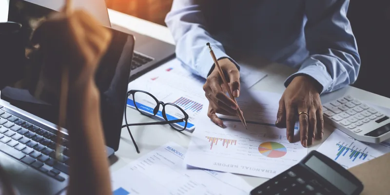 Diggy Solutions consultants reviewing analytics with a client